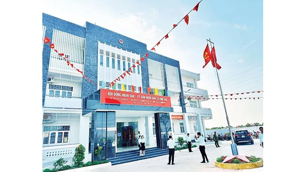 Trụ sở Ủy ban nhân dân Vĩnh Hậu, xã vùng ven biển ngày cận Tết.