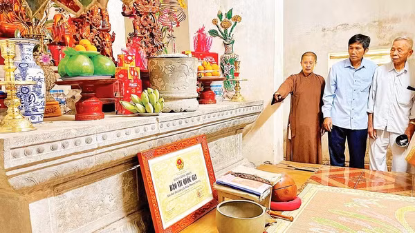 Bàn thờ Phật bằng đá tại chùa Thượng Nương. 