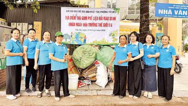 Các hội viên Chi hội Phụ nữ tổ 4, Nhật Tân, phường Tây Hồ mang phế liệu tập kết tại Nhà Văn hóa phường. 