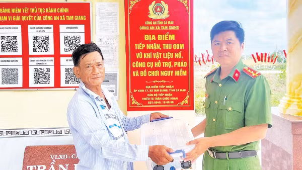 Công an xã Tam Giang tiếp nhận bộ kích điện do người dân giao nộp. 