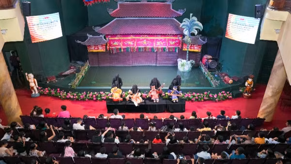 Các cháu chăm chú thưởng thức chương trình biểu diễn của các nghệ sĩ Nhà hát múa rối Bông Sen.