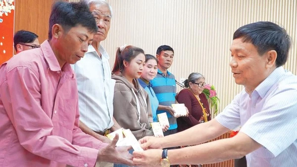 Lãnh đạo tỉnh Đồng Tháp trao quà tặng người dân biên giới.