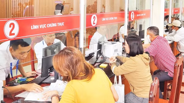 Viên chức Trung tâm Phục vụ hành chính công phường Rạch Giá hướng dẫn người dân thực hiện thủ tục hành chính.