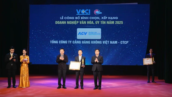 Ông Hồ Sỹ Hùng, Bí thư Đảng ủy, Chủ tịch Liên đoàn Thương mại và Công nghiệp Việt Nam (VCCI) và ông Phan Xuân Thủy, Phó Trưởng Ban Tuyên giáo và Dân vận Trung ương trao cúp và chứng nhận “Top 20 Doanh nghiệp Văn hóa, Uy tín năm 2025” cho doanh nghiệp.