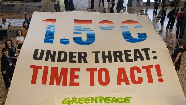 "Đối diện hiểm họa: Thời điểm để hành động!" - Khẩu hiệu của nhóm Green Peace bên ngoài hội nghị Bonn.