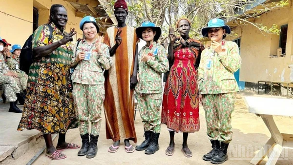 Những "bông hồng" của Việt Nam nói chung và Bệnh viện Quân y 120 nói riêng chụp ảnh lưu niệm cùng người dân sở tại.