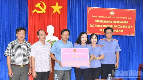 Viện Kiểm sát nhân dân tỉnh Đồng Tháp ủng hộ 132,3 triệu đồng cho nhân dân bị ảnh hưởng các cơn bão gây ra.