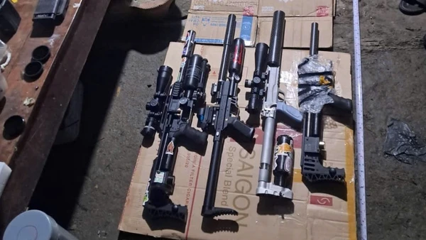 Các khẩu súng quân dụng bị cơ quan Công an kiểm tra và phát hiện. 