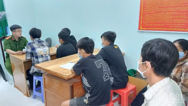 Nhóm thiếu niên vi phạm pháp luật tại Công an xã Hiệp Đức, tỉnh Đồng Tháp.