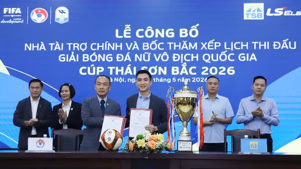 Lãnh đạo VFF và đơn vị tài trợ chính tại buổi lễ công bố nhà tài trợ, bốc thăm, xếp lịch thi đấu giải.