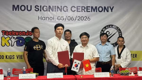 Chủ tịch Korea Black Belt Center (thứ 2 từ trái sang) ký Biên bản ghi nhớ hợp tác.