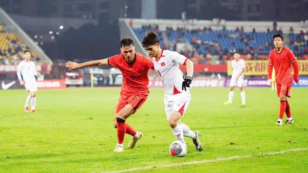 U23 Việt Nam (áo trắng) sẽ gặp lại đối thủ Trung Quốc.