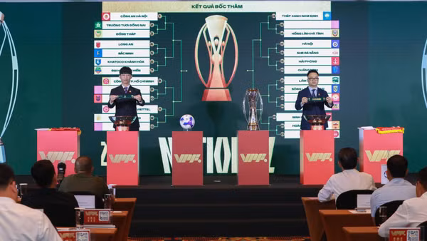 Ban tổ chức bốc thăm lịch thi đấu.