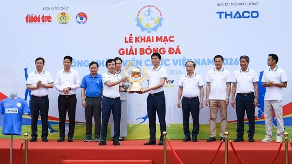 Ban Tổ chức giải giới thiệu Cúp vô địch tại lễ khai mạc.