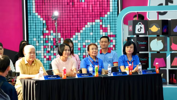 Bà Lê Thị Hoàng Yến, Phó Cục trưởng Cục Thể dục thể thao (thứ 2 từ trái sang) tham dự sự kiện.