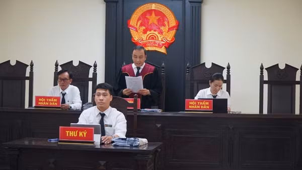 Chủ tọa phiên tòa tuyên án.