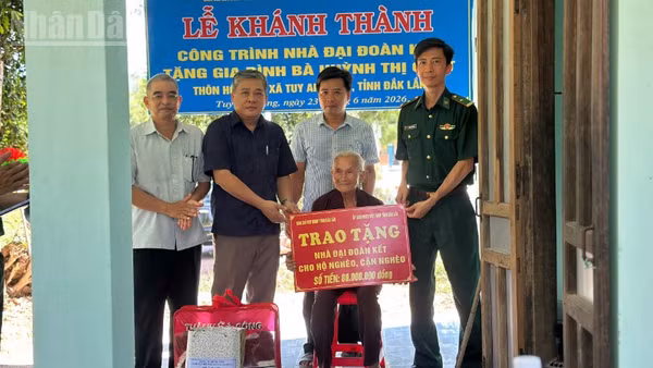 Đại diện Ban Chỉ huy Bộ đội Biên phòng tỉnh Đắk Lắk và cấp ủy chính quyền địa phương trao biểu trưng hỗ trợ 80 triệu đồng tặng gia đình bà Chút.