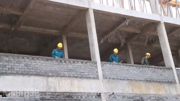 Phó Chủ tịch Ủy ban nhân dân tỉnh Đắk Lắk Nguyễn Thiên Văn và lãnh đạo Bộ Chỉ huy Quân sự tỉnh động viên cán bộ, chiến sĩ lên đường nhận nhiệm vụ.
