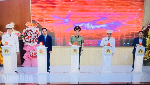 Thượng tướng Lê Văn Tuyến, Thứ trưởng Công an và đồng chí Lương Nguyễn Minh Triết, Bí thư Tỉnh ủy Đắk Lắk cùng các đại biểu ấn nút ra mắt Trường Văn hóa Công an nhân dân II.