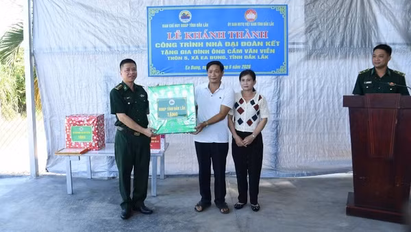 Đại diện Ban Chỉ huy Bộ đội Biên phòng tỉnh Đắk Lắk trao quà tặng chúc mừng gia đình ông Viễn.