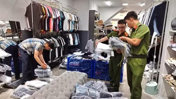 Lực lượng Công an kiểm tra các sản phẩm hàng hóa có dấu hiệu xâm phạm quyền sở hữu công nghiệp.
