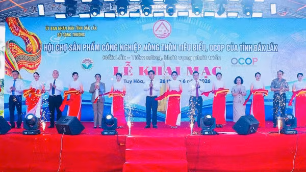 Các đồng chí lãnh đạo tỉnh Đắk Lắk cắt băng khai mạc hội chợ.