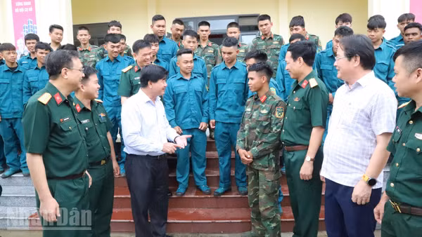 Phó Chủ tịch Ủy ban nhân dân tỉnh Đắk Lắk Nguyễn Thiên Văn và lãnh đạo Bộ Chỉ huy Quân sự tỉnh thăm hỏi, động viên các cán bộ, chiến sĩ hỗ trợ lực lượng xây dựng trường nội trú liên cấp xã biên giới xã Ia Rvê và Ia Lốp.