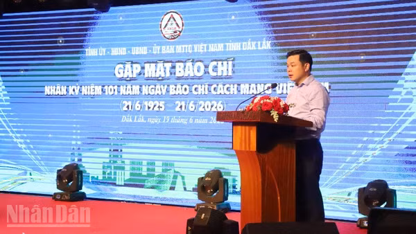 Chủ tịch Ủy ban nhân dân tỉnh Đắk Lắk Đỗ Hữu Huy phát biểu tại buổi gặp mặt.