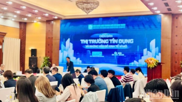 Diễn đàn Thị trường tín dụng và những vấn đề kinh tế vĩ mô. (Ảnh: HNV)