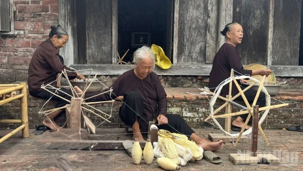Các nghệ nhân làng nghề lụa đũi Nam Cao, Hưng Yên. (Ảnh: HNV)