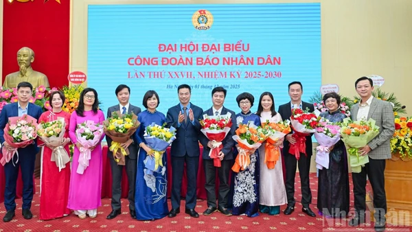 Phó Chủ tịch thường trực Công đoàn Khoa học và Công nghệ Việt Nam Phạm Quang Hưởng tặng hoa chúc mừng Ban Chấp hành Công đoàn Báo Nhân Dân khóa XXVII, nhiệm kỳ 2025-2030.