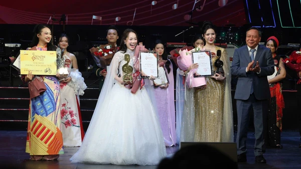 Thí sinh Đào Lê Phương Chi tại lễ trao giải Quán quân "Tiếng hát Hà Nội 2025".