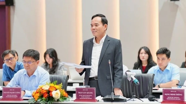 Đồng chí Trần Lưu Quang, Bí thư Trung ương Đảng, Bí thư Thành ủy Thành phố Hồ Chí Minh phát biểu ý kiến tại buổi làm việc. 