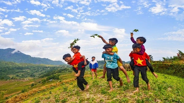 Niềm vui trẻ em vùng cao. (Ảnh: HÀ MINH HƯNG)