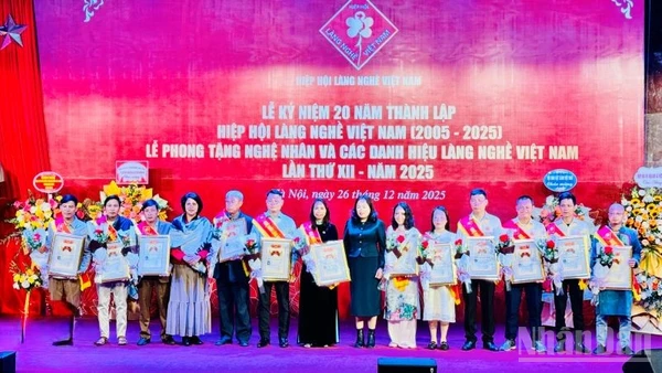 Phong tặng danh hiệu Nghệ nhân Làng nghề lần thứ XII-2025. (Ảnh: HNV)