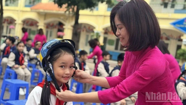 Truyền thông điệp "Mũ bảo hiểm an toàn, Trẻ em an toàn". (Ảnh: HNV)