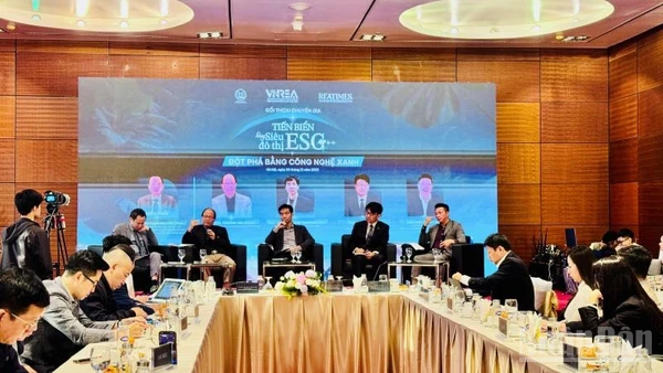 Các chuyên gia, diễn giả tham gia đối thoại. (Ảnh: HNV)