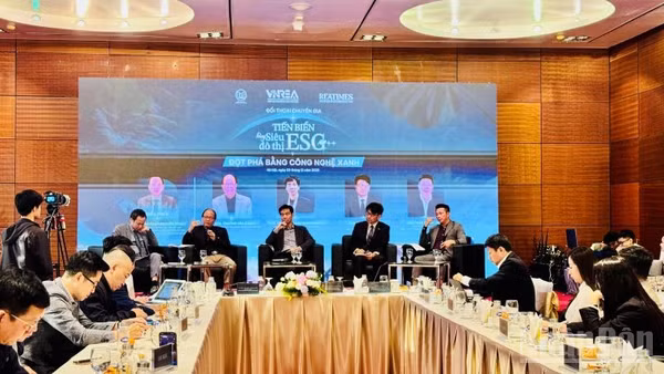 Các chuyên gia, diễn giả tham gia đối thoại. (Ảnh: HNV)