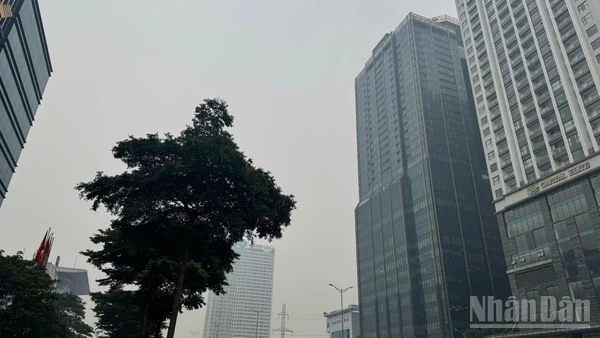Bầu trời Hà Nội luôn trong tình trạng mờ mịt vì khói bụi. 