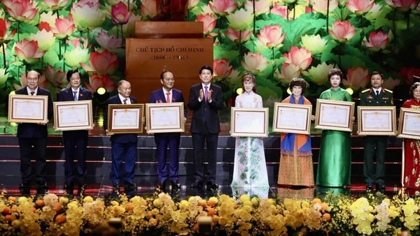 Nữ doanh nhân, Tiến sĩ Nguyễn Thị Phương Thảo đón nhận danh hiệu Anh hùng Lao động thời kỳ mới. (Ảnh: PV)