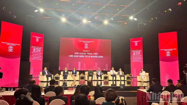 Các diễn giả trả lời, đối thoại với người dân tìm cách tháo gỡ khó khăn xung quanh thủ tục thuê, mua nhà ở xã hội hiện nay. (Ảnh: HNV)