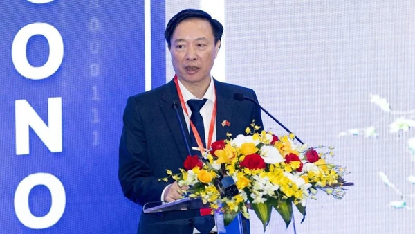 Thiếu tướng Nguyễn Ngọc Cương, Giám đốc Trung tâm Dữ liệu Quốc gia, Phó Chủ tịch Hiệp hội Dữ liệu quốc gia phát biểu tại hội thảo.