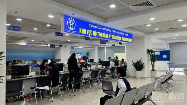 Giảm khoảng cách số, nâng cao khả năng tiếp cận dịch vụ công trực tuyến để không bỏ lại ai phía sau. (Ảnh: HNV)