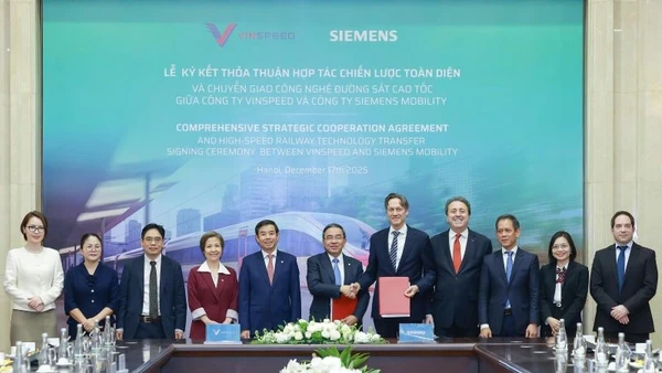 Lãnh đạo của Siemens Mobility và VinSpeed cùng đại diện hai bên tại lễ ký kết thỏa thuận hợp tác chiến lược toàn diện và chuyển giao công nghệ đường sắt tốc độ cao.