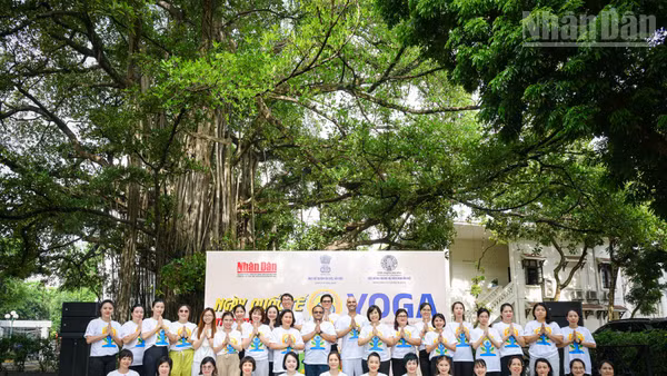 Chương trình giao lưu, đồng diễn Yoga lan tỏa nhiều năng lượng tích cực đến những công đoàn viên, người lao động Báo Nhân Dân.