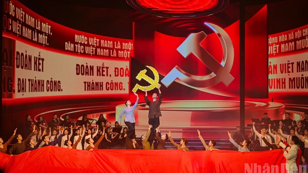 Một tiết mục trong chương trình nghệ thuật chính luận “Mãi mãi niềm tin theo Đảng”. (Ảnh: BẢO LONG)