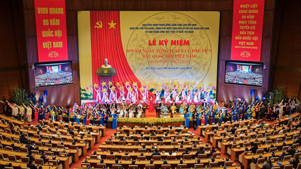 Chương trình nghệ thuật chào mừng Lễ kỷ niệm 80 năm Ngày Tổng tuyển cử đầu tiên bầu Quốc hội Việt Nam. (Ảnh: BẢO LONG)