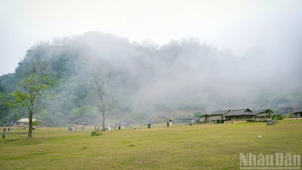Làng nguyên thủy Hang Táu (Sơn La) được nhiều người ghé thăm trong kỳ nghỉ Tết Dương lịch 2026.