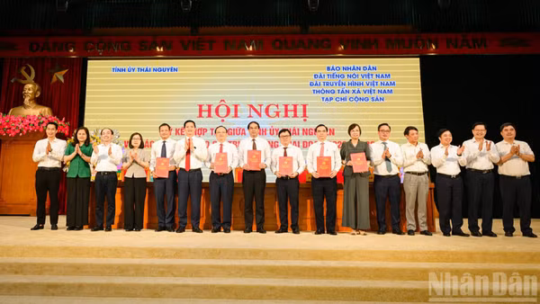 Lãnh đạo 5 cơ quan thông tấn, báo chí Trung ương ký kết hợp tác tuyên truyền với Tỉnh ủy Thái Nguyên.