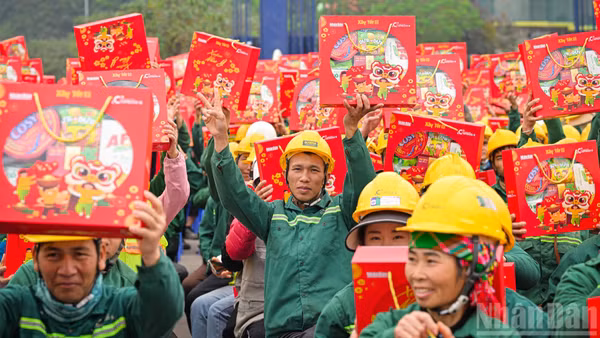 Công nhân tại công trường dự án Nhà hát Ngọc trai (Hà Nội) trong niềm hân hoan nhận những phần quà Tết từ Ban tổ chức chương trình "Xây Tết 2026".